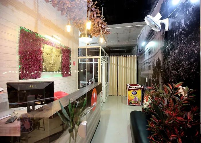 Oyo 13368 Hotel Gold Star