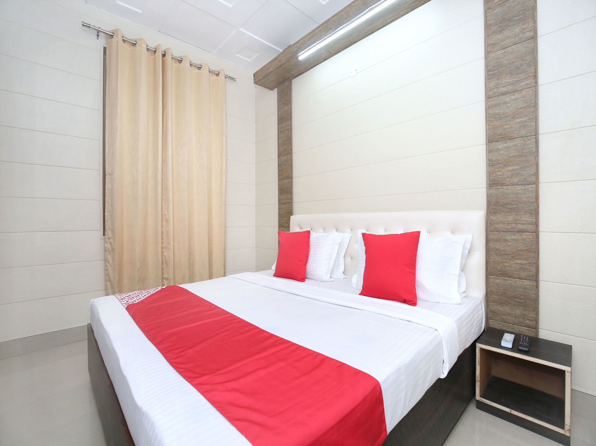 Oyo 13368 Gold Star Hotel