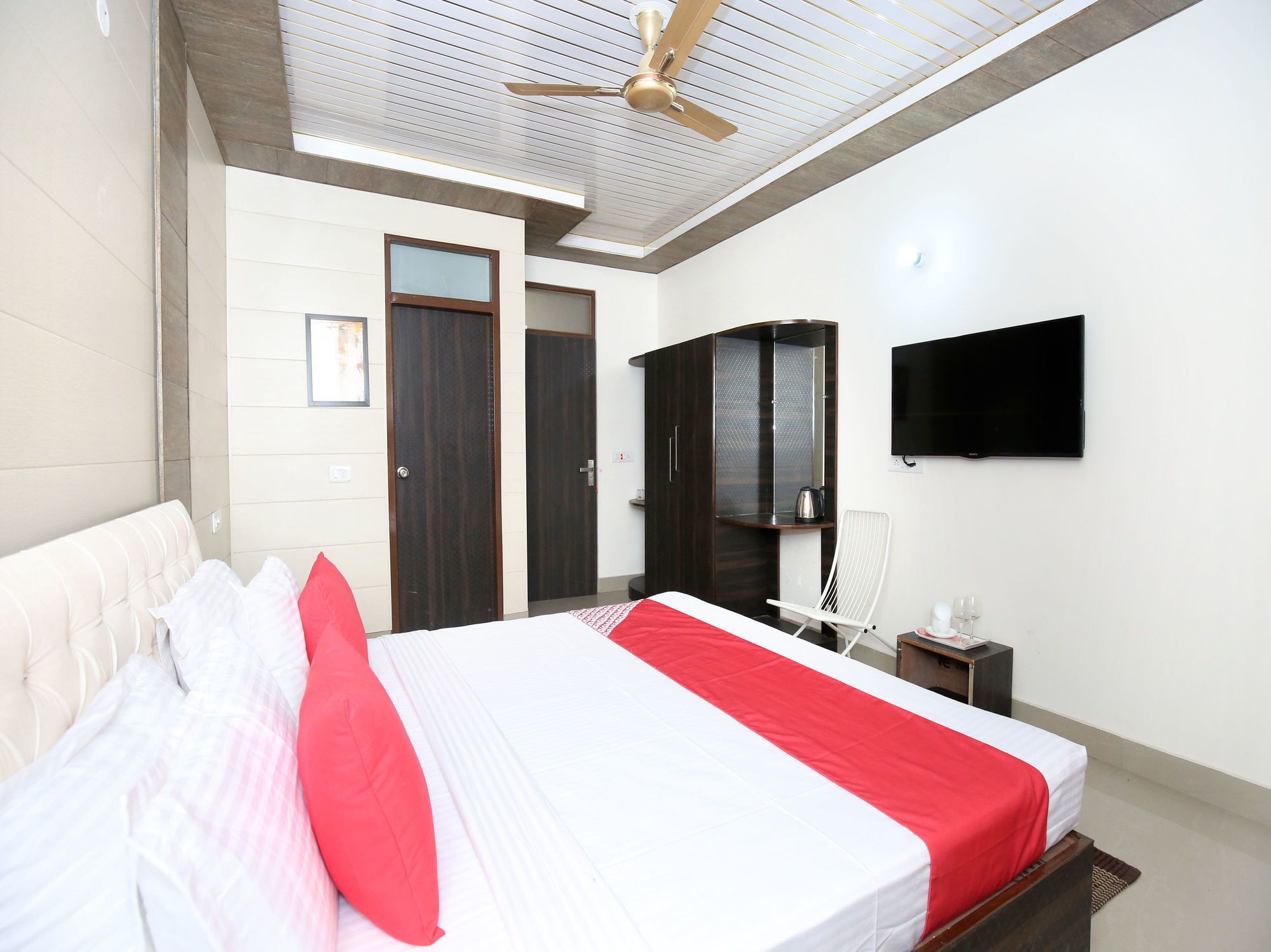 Oyo 13368 Gold Star Hotel 2*
